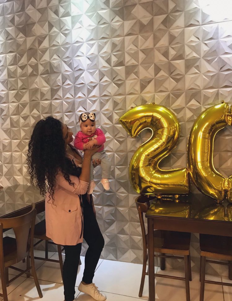 esthertmacedo's tweet image. “Graças a Deus né, vivendo um grande momento...” 🙏🏾 gratidão a Deus por mais um ano de vida, e pelo meu maior presente, minha família. 🎉👨‍👩‍👧 #éos20 😍
