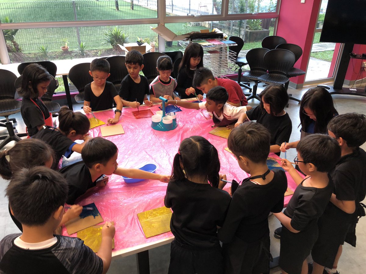 vickyyhengg's tweet photo. First painting activity in #MakerSpace this morning with the @HISYear2 students. #ClocksInTheMaking #Makered #cardboxes #HIS_learning @msestheryap @MsDora16 https://t.co/9DRx6mRttz