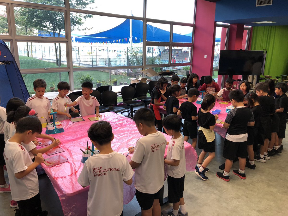 vickyyhengg's tweet photo. First painting activity in #MakerSpace this morning with the @HISYear2 students. #ClocksInTheMaking #Makered #cardboxes #HIS_learning @msestheryap @MsDora16 https://t.co/9DRx6mRttz