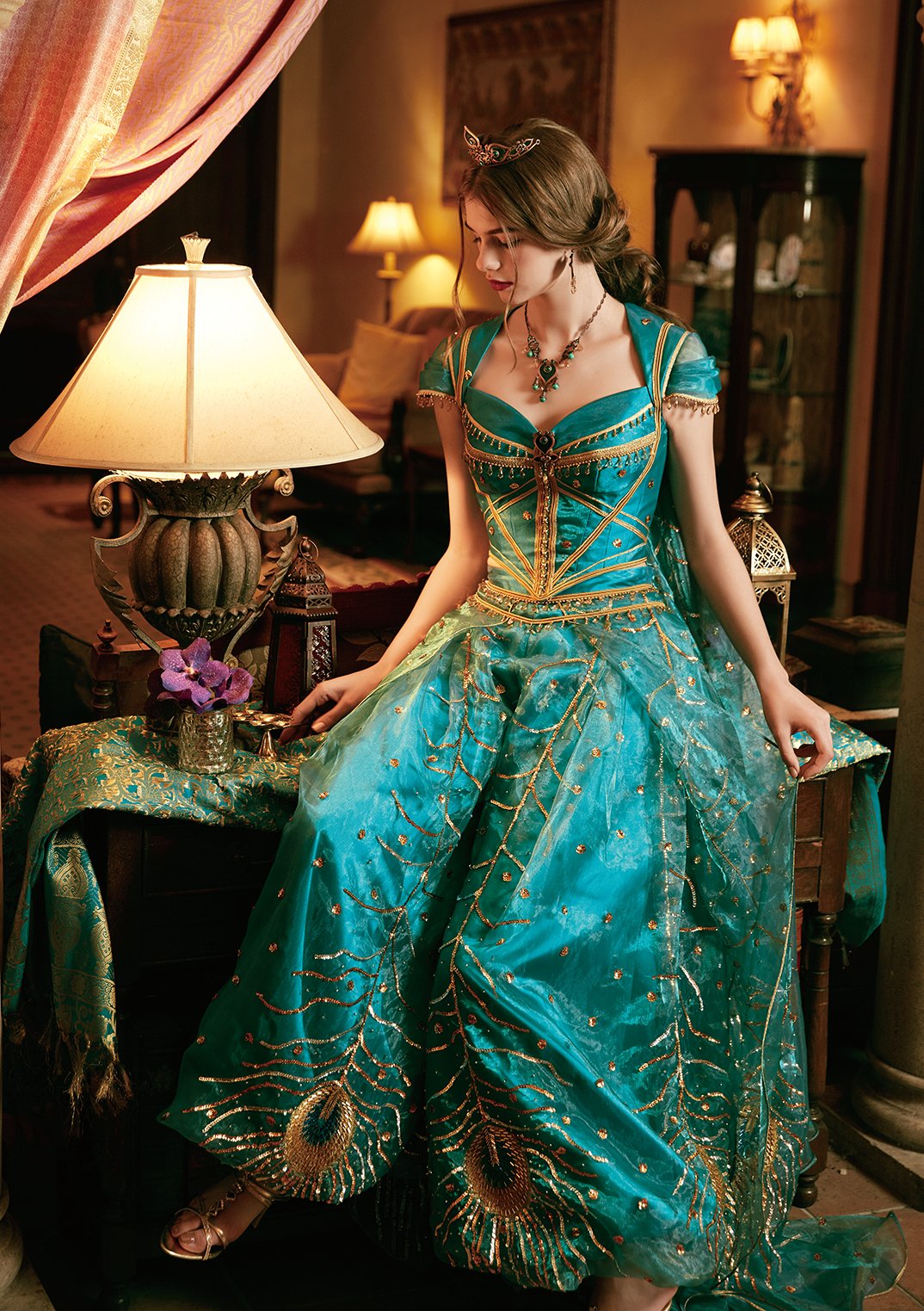 ディズニー公式 実写映画 アラジン に登場するジャスミンの衣装をイメージ 孔雀の刺繍にエキゾチックな雰囲気で ジャスミン 独特のデザインを表現したドレスがクラウディアから登場 今年の秋頃からレンタル開始予定 アラジンと新しい世界へ