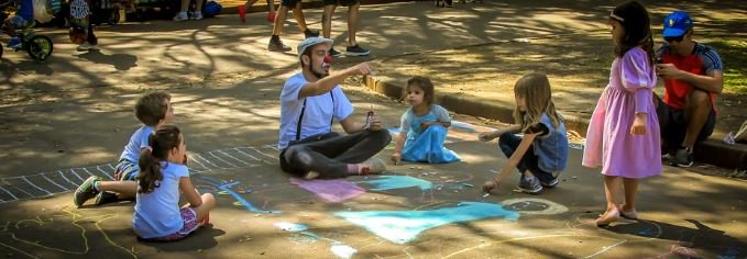 ‘A #city could be the ultimate envir. for children to learn&amp;explore, being already filled with fascinating variations of spaces, textures, sounds&amp;people.’ Read @ipalti’s #blog on introducing &amp; sustaining #learninglandscapes in urban environments: bernardvanleer.org/blog/introduci… #urban95