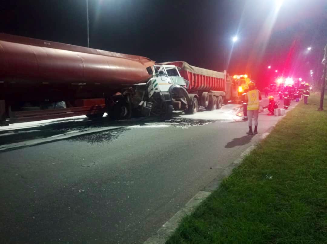 lasemasocial's tweet photo. Truck (conveying sand) with registration number AKD 580XW and a Tanker Fully loaded with PMS were involved in the accident.
The PMS tanker was spilling its content.
No life was lost but two male adults sustained injuries and they were attended to by @lasemasocial and #LASAMBUS https://t.co/kSrFf4EJuX