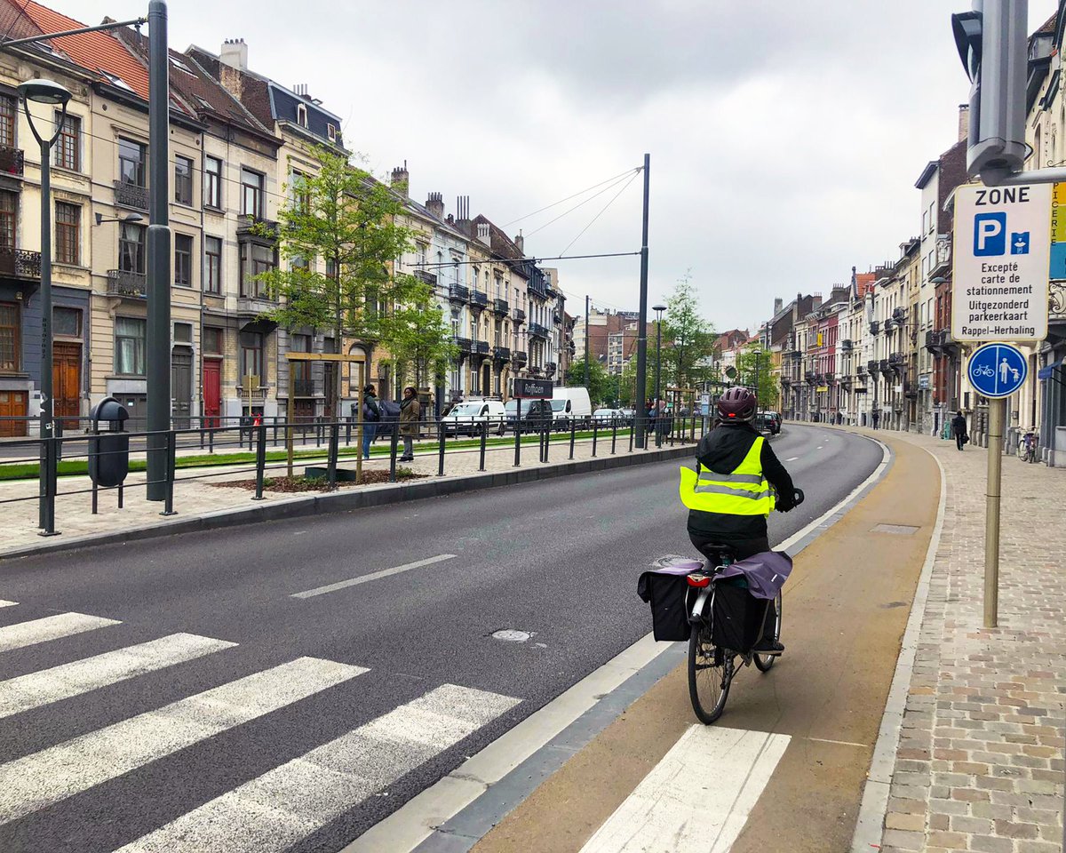 SmetPascal's tweet photo. Le réaménagement du deuxième tronçon du Bvd. Général Jacques est terminé. 
 
Notre objectif est clair : transformer l'ensemble de la « Seconde couronne " d’autoroute en un boulevard urbain verdurisé et multimodal. Le travail continue ! 🚶‍♀️🚲🚘🌳🚈🌳

@onebrussels https://t.co/7Dy70SSvlJ