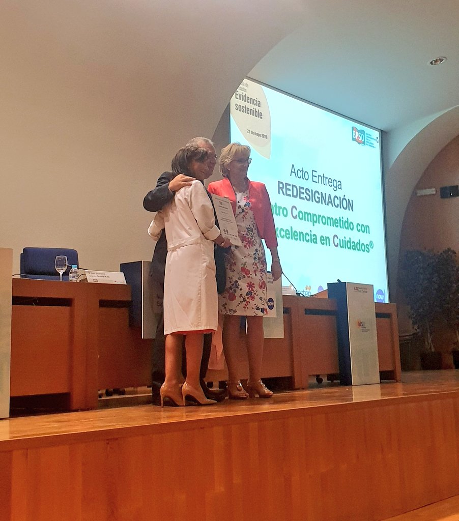 Anato74's tweet photo. @DorisGrinspun fundadora y CEO del programa #BPG y del movimiento #BPSO felicita al #HCSC por su redesignación como centro comprometido a la excelencia de cuidados. Recoge la redesignación D.José Soto, gerente del #HCSC y @encarnafdelp, directora de enfermeria 👏
#SomosClinico https://t.co/hpJUi8Axmh