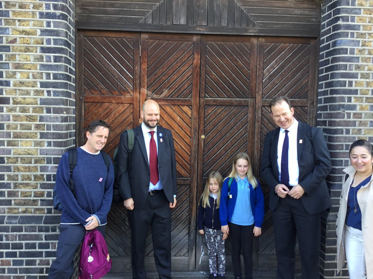 hackneycouncil's tweet photo. Celebrating #WalktoSchoolWeek by joining @livingstreets and families at Sebright Primary School on the walk to school - and showing transport minister @Jesse_Norman why our pioneering  school streets are so important

 🚶🏻‍♂️🚶🏾‍♀️🚶🏻‍♀️🚶🏽‍♂️🚶🏼‍♀️ #hackneywalks 🚶🏻‍♂️🚶🏾‍♀️🚶🏻‍♀️🚶🏽‍♂️🚶🏼‍♀️ https://t.co/9W9Pep3s1l