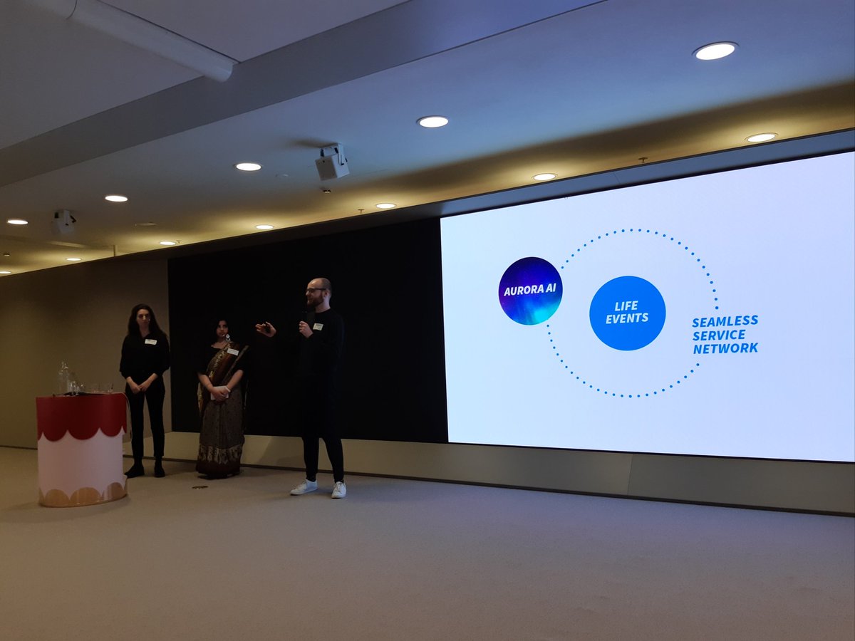 Aalto-yliopiston #Design_For_Gov -kurssilla etsittiin yhteistyössä VM:n kanssa ratkaisuja kansalaisten voimaannuttamiseen #tekoäly'n avulla. Esityksissä korostui #AuroraAI:n elämäntapahtuma-ajattelu ja luottamuksen merkitys toiminnan muutoksessa.