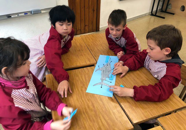 ImmaVedruna's tweet image. Els #Detectius i els #Amics de #1rPRIM han pintat per grups un peix amb ceres i després, amb la informació que tenim a l’aula (ordinador, llibres, imatges) han senyalat les diferents parts. I què bé han treballat de forma cooperativa!
#intensament