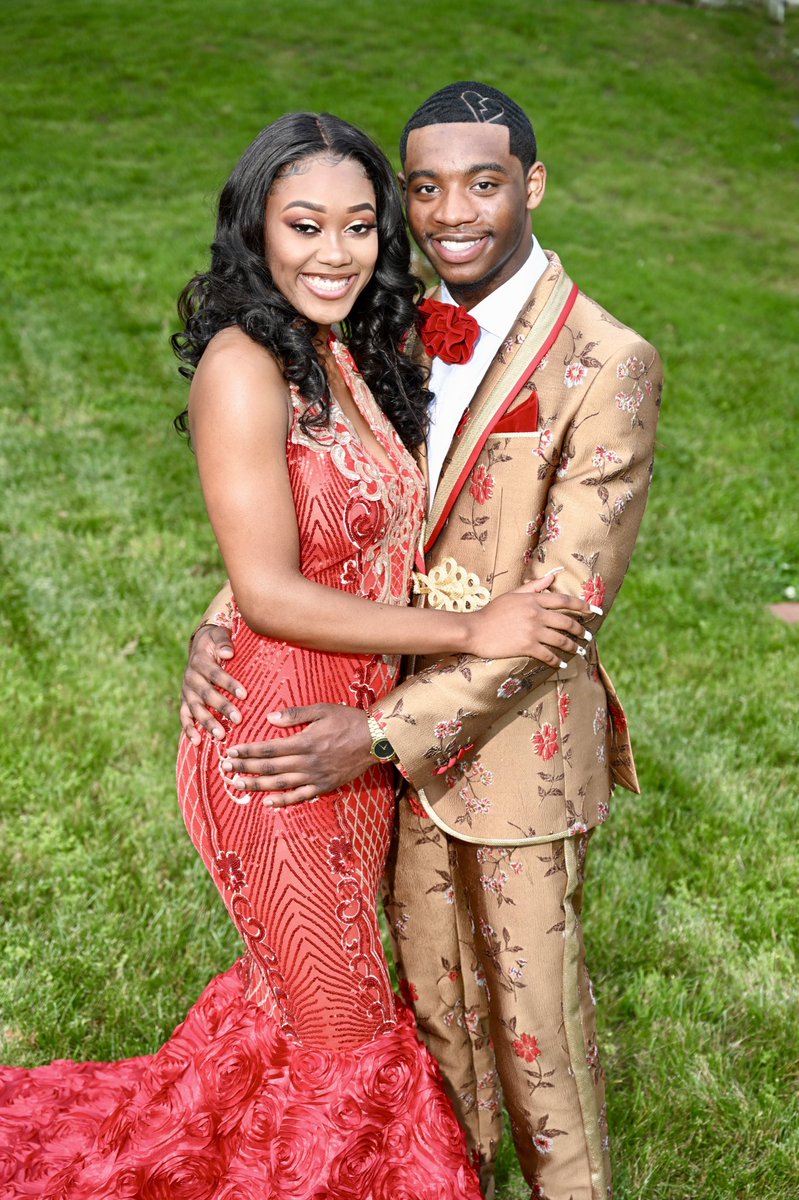 daysiagenevaa's tweet photo. King &amp; Queen of Roses🌹
#prom2k19 #oxonprom2k19 https://t.co/76jRQkUCkF