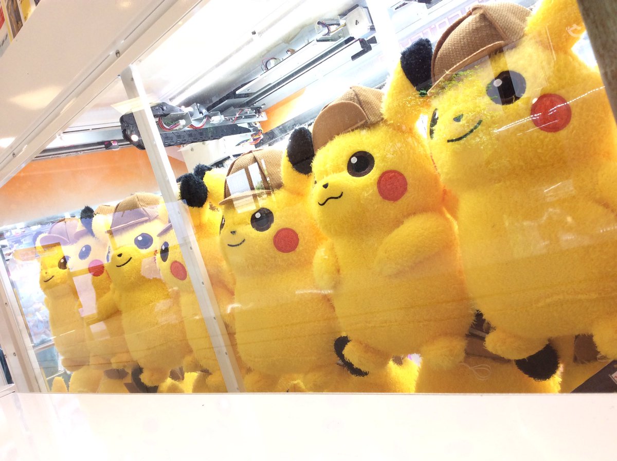 Namco梅田店 名探偵ピカチュウ 大量発生チュウ 現在投入中の景品なので 是非お迎えしてくださいね٩ W و 名探偵ピカチュウの帽子 タオル トートもあります プライズ ポケモン