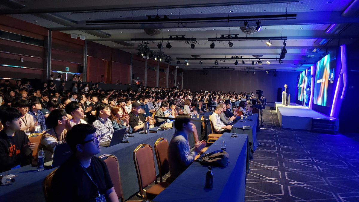 unity3dmarks's tweet image. My buddy @mikegeig rockin the keynote at #uniteseoul! 🤘🤘