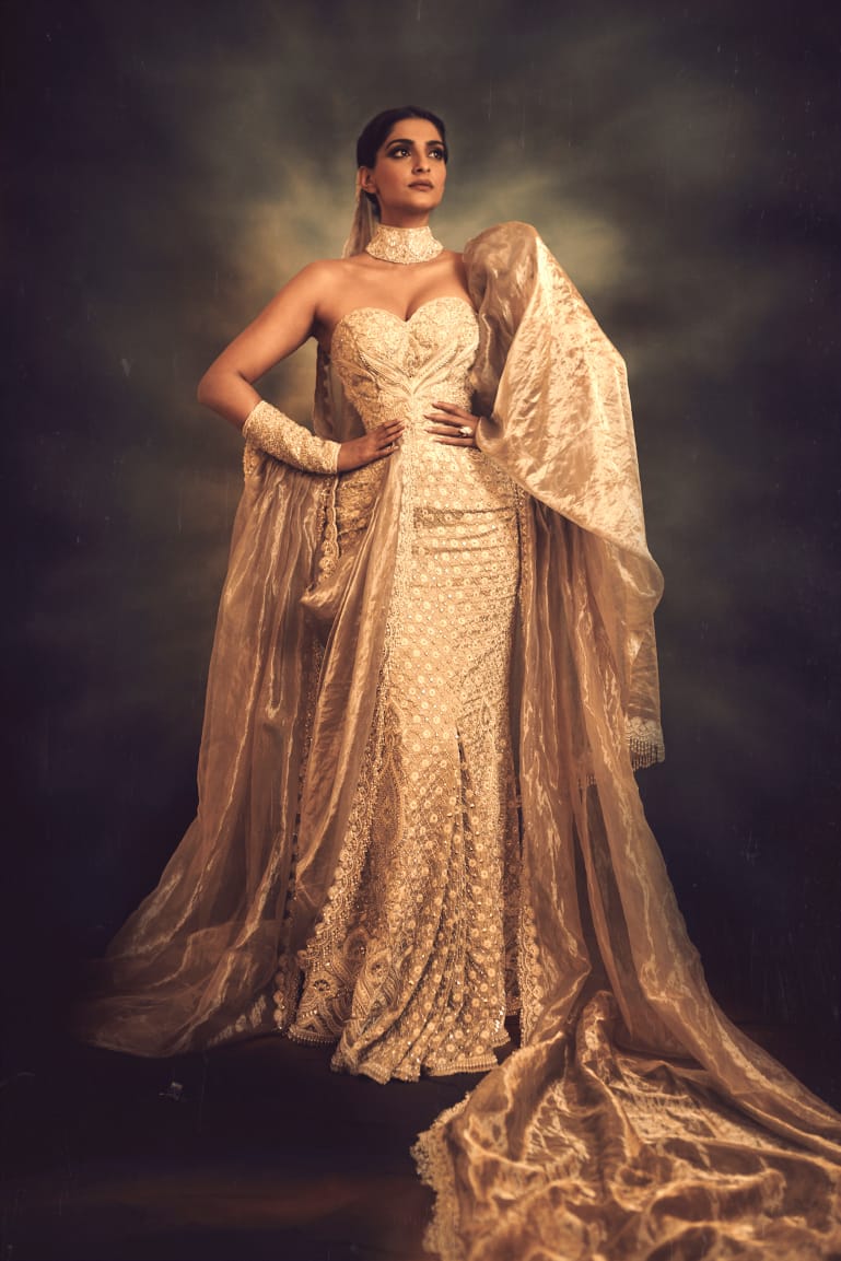 ElfaWorld's tweet photo. The reigning Queen of Cannes in the true sense! @sonamakapoor channelizes her inner Maharani in a stunning gold & ivory @AJSKOfficial couture saree inspired gown for the @Chopard night! #sonamkapoor #sonamatcannes #cannes2019 #chopardparfums https://t.co/6EFSoVsV1L