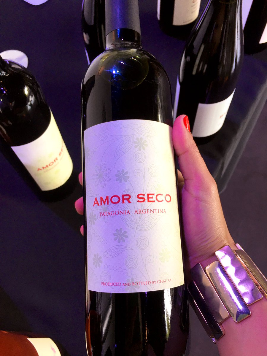 soyestefi_'s tweet photo. Muchas gracias a todos los que pasaron por mi stand @bodegachacra 
Paso a detallarles el portafolio: 
Mainqué Rose 2017
Amor Seco Merlot 2014
Barda Pinot Noir 2018
Chacra 55 Pinot Noir 2014 ( 55 haciendo alegoría al año de los viñedos 1955) 
Los espero a todos mañana 🤗 https://t.co/yIVZ765blR