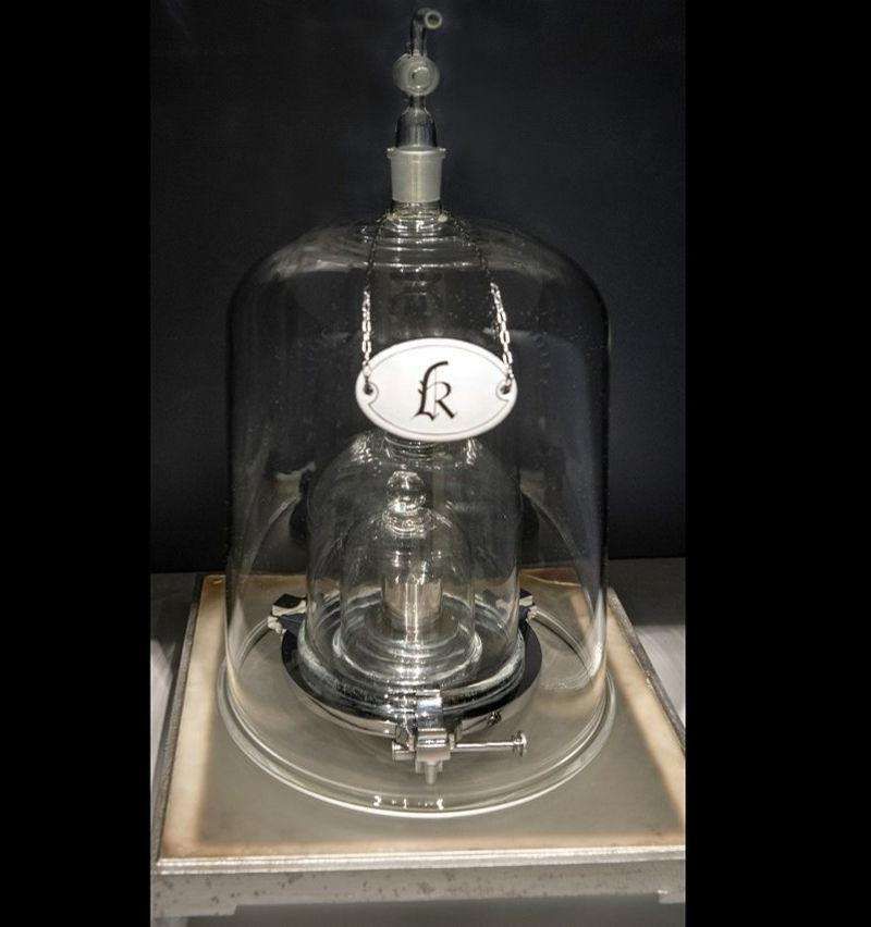 futurasciences's tweet photo. [💡] La nouvelle définition du #kilogramme entre en vigueur aujourd'hui ! La nouvelle définition du kg est indépendante de tout objet physique. Il est désormais défini à partir de la constante de Planck de la physique quantique. [REPOST] 👉 https://t.co/5au8n0G4Ac #FuturaSciences https://t.co/OWC7M0M11B
