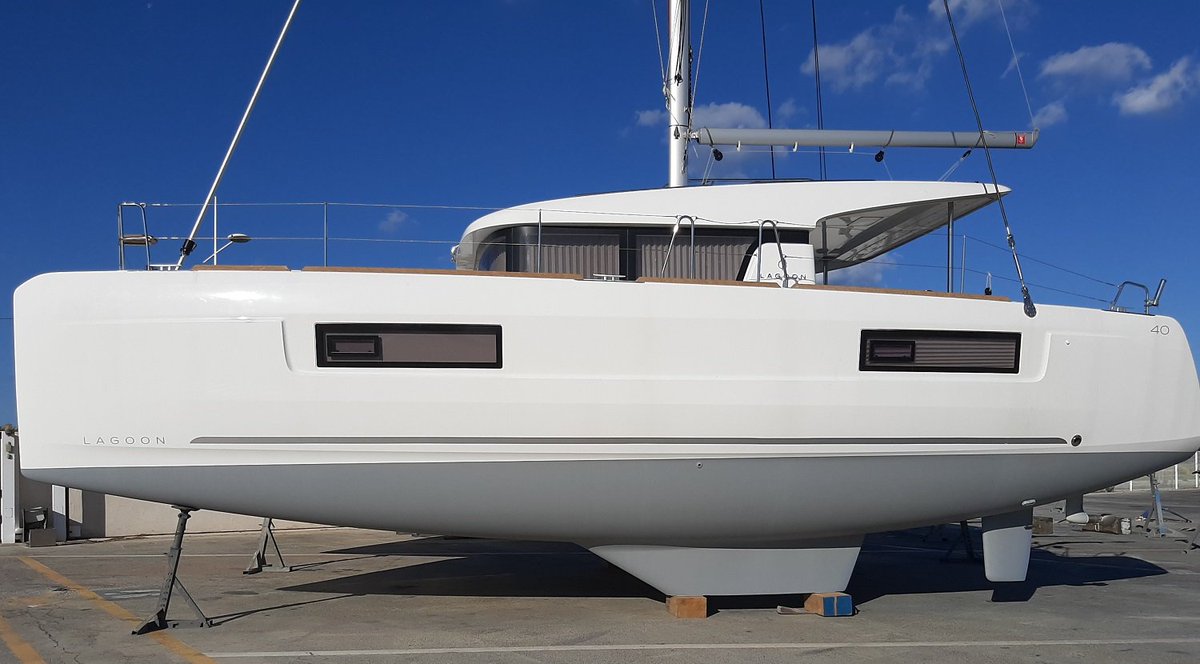 multihullmgr's tweet photo. Lagoon 40: an individual, streamlined and accomplished design with her large portholes and panoramic view #lagoon40 https://t.co/3S5nx0H9Vf