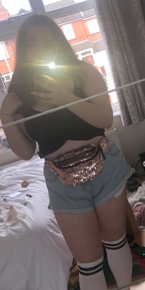 BlackPinkManc's tweet photo. Here’s my outfit for today! If any of you want to come say hi then please do! I’m waiting in standing from 7:30am. 

#Blackpink   #Blink #BLACKPINK2019WORLDTOURwithKIA #BLACKPINKinManchester https://t.co/MTsMtHqrgv