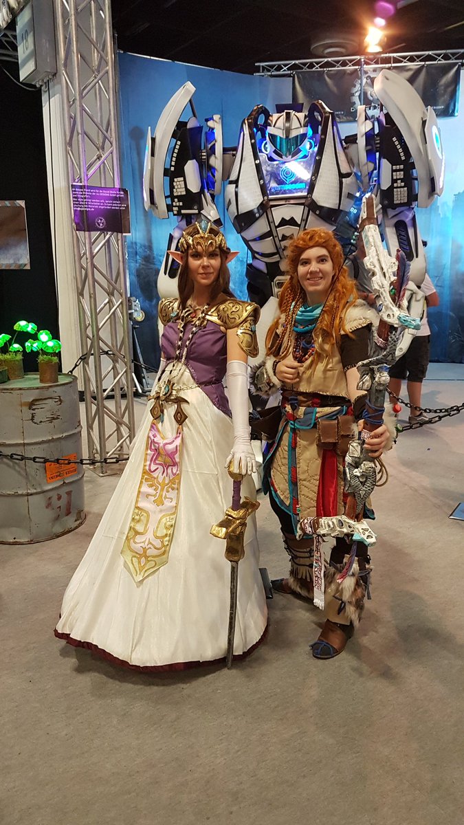 N_ko13's tweet photo. Immer noch eine meiner besten #gamescommemories
Mit dieser tollen Freundin über die Messe gehen.
Naja viel gegangen sind wir manchmal nicht 😂
#gamescom2018 https://t.co/43cxDXgVnC