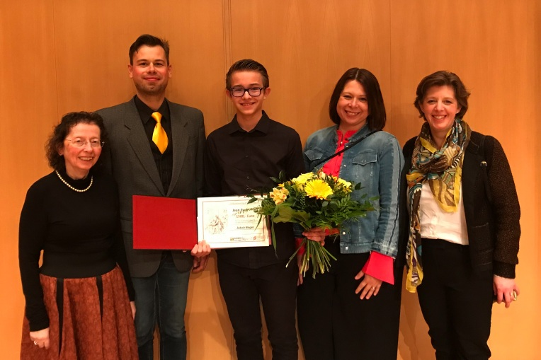 ASBauHofGmbH's tweet photo. Der "Jean-Paul-(Förder-)Preis" beim Landeswettbewerb "Jugend musiziert", wurde von AS-Bau, Eagle Products und dem Tonkünstlerverband Hochfranken e.V. an Jakob Böger (Akkordeon) vergeben.
#JugendMusiziert https://t.co/AhrvoXjsR6