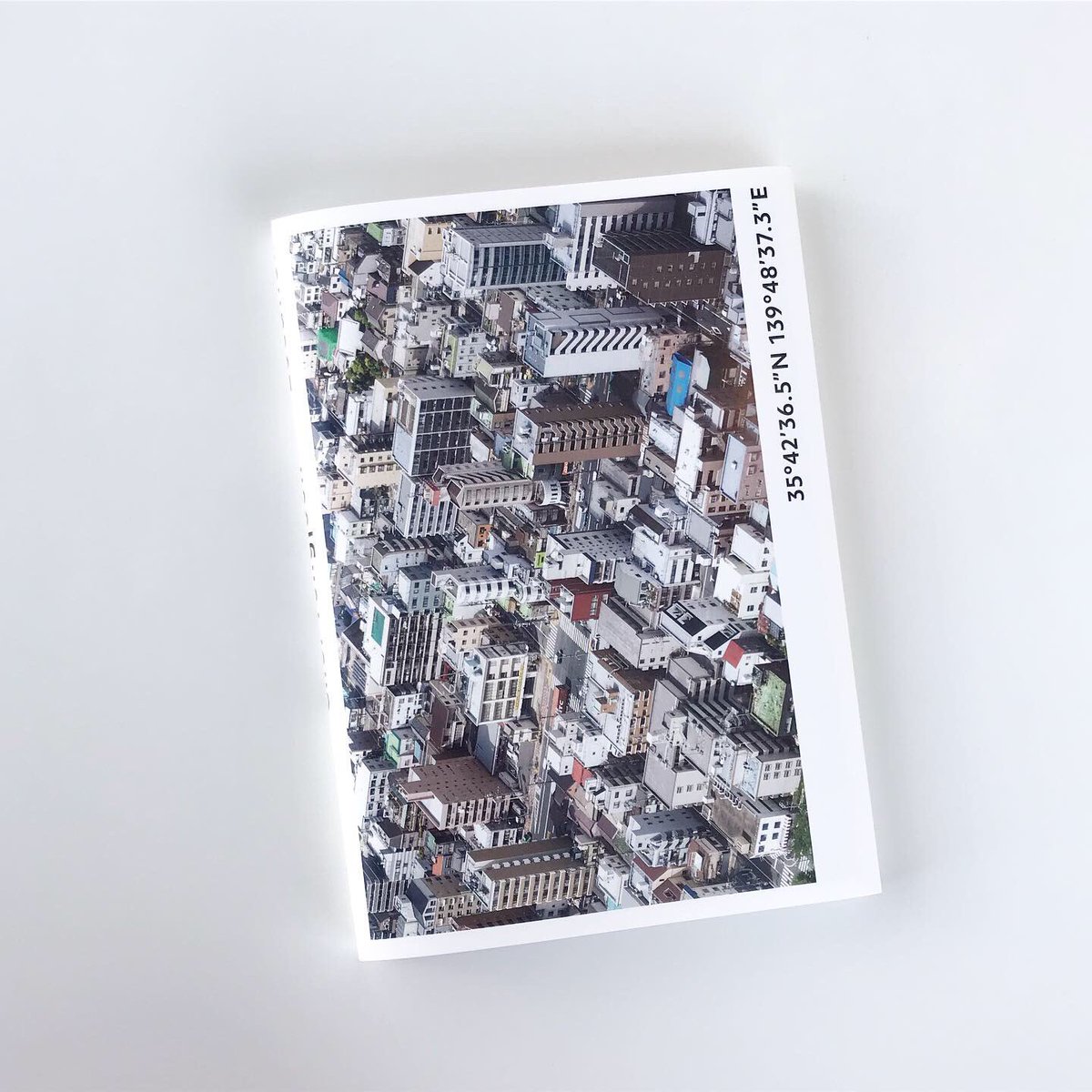 ghost__books's tweet photo. <Location | 최용준>들어왔습니다. 최용준 사진가가 2015년~2018년 사이에 찍은 동아시아 대도시의 건축적인 단면을 담고 있습니다. | 발행: 사월의눈 | 정가: 38,000원 https://t.co/kCFBSrHVkF