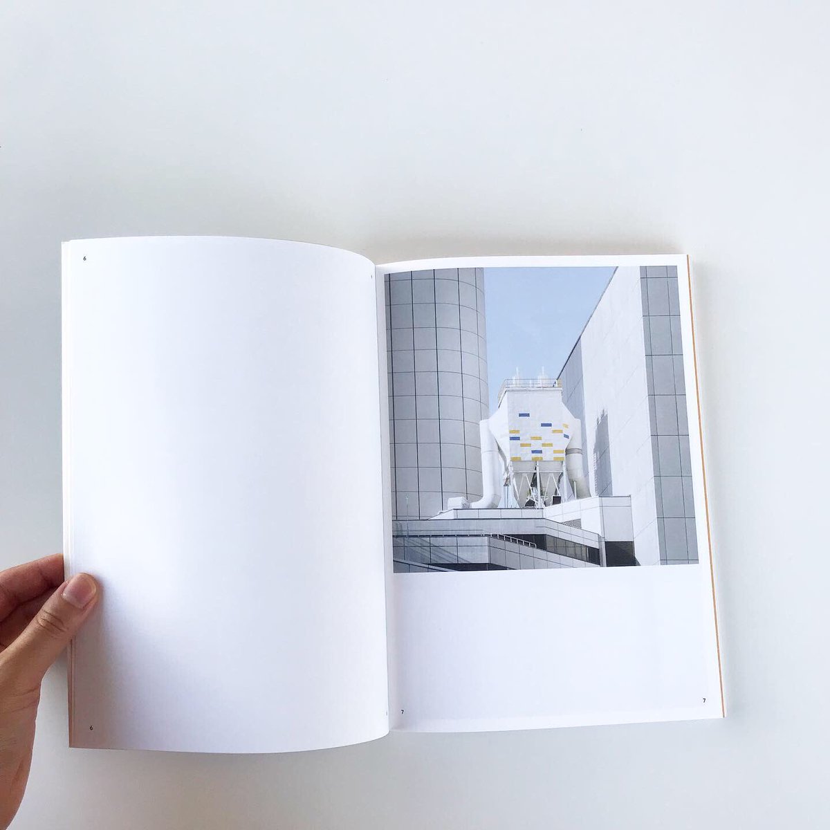 <Location | 최용준>들어왔습니다. 최용준 사진가가 2015년~2018년 사이에 찍은 동아시아 대도시의 건축적인 단면을 담고 있습니다. | 발행: 사월의눈 | 정가: 38,000원