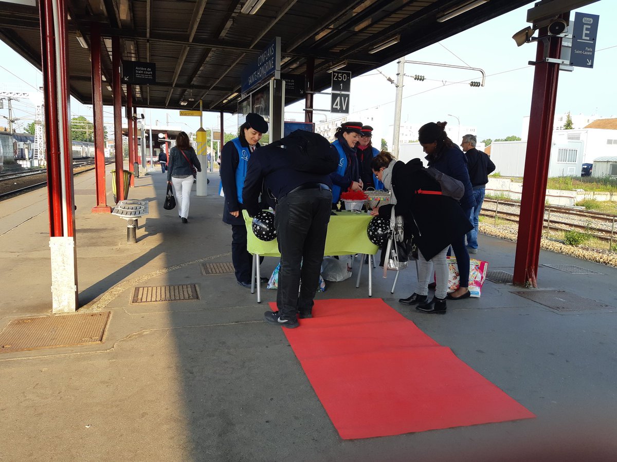 ConflansEquipe5's tweet photo. Ce matin en gare de #conflansstehonorine c'est festival de Cannes venez tenter de gagner des places de cinéma ! https://t.co/W11Evh6IEl