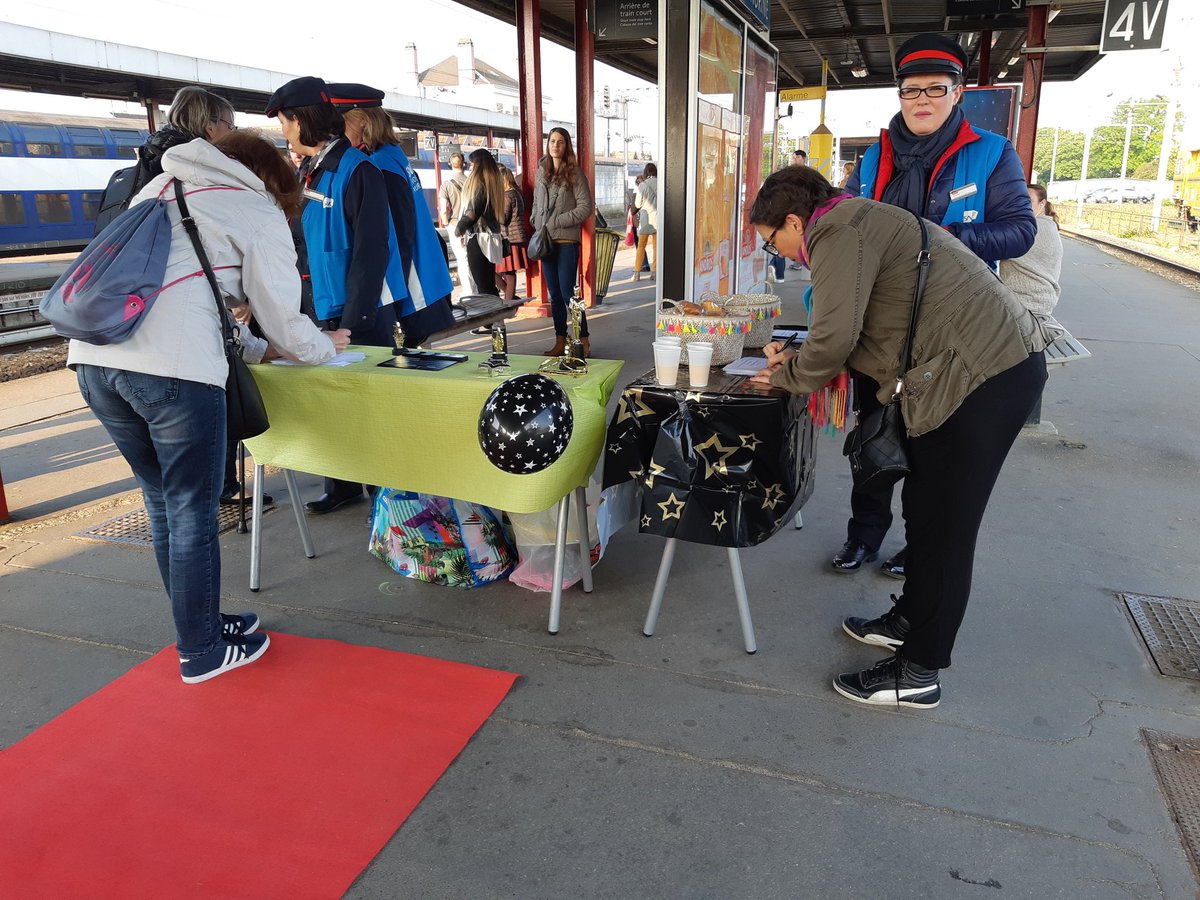 ConflansEquipe5's tweet photo. Ce matin en gare de #conflansstehonorine c'est festival de Cannes venez tenter de gagner des places de cinéma ! https://t.co/W11Evh6IEl