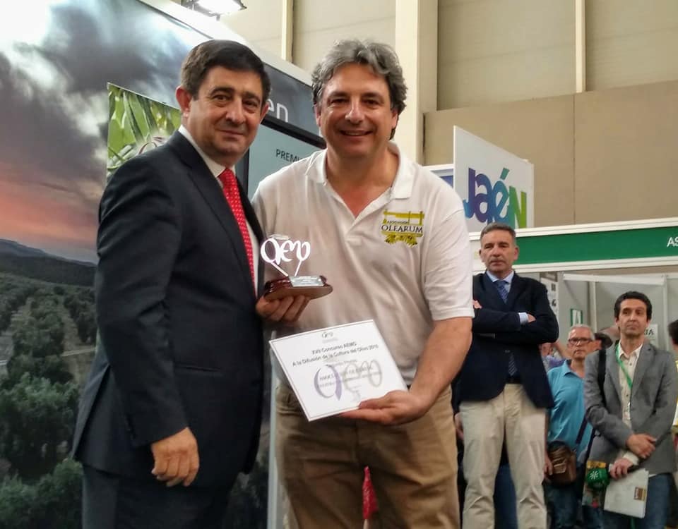 AsocOlearum's tweet photo. OLEARUM, más de 10 años sembrando cultura y patrimonio oleícola.
2° Premio AEMO 2019 a la difusión de la cultura del olivo. Estamos muy orgullosos de este galardón que valora nuestro desinteresado trabajo por dignificar el esfuerzo y dedicación de los que nos precedieron. Gracias https://t.co/95o5sf8Qeg