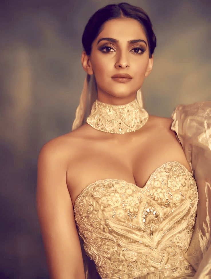 HemantSanganee's tweet photo. @sonamkapoor ‘s classic wear highlights her presence at The Cannes as she channelizes her inner Maharani in a stunning gold & ivory @abujanisandeepkhosla couture saree inspired gown for the @Chopard night! #sonamkapoor #sonamatcannes #cannes2019 #chopardparfums #rheakapoor 👌🌹🌹 https://t.co/SIGMZ4NES4