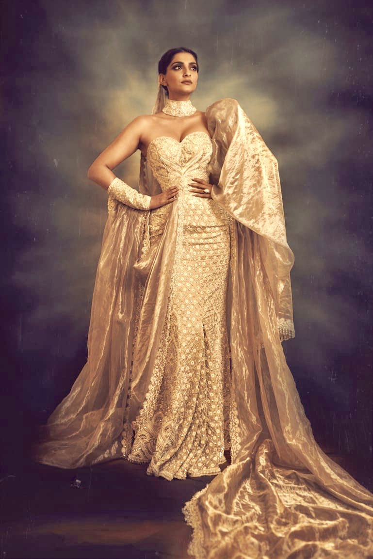 HemantSanganee's tweet photo. @sonamkapoor ‘s classic wear highlights her presence at The Cannes as she channelizes her inner Maharani in a stunning gold & ivory @abujanisandeepkhosla couture saree inspired gown for the @Chopard night! #sonamkapoor #sonamatcannes #cannes2019 #chopardparfums #rheakapoor 👌🌹🌹 https://t.co/SIGMZ4NES4