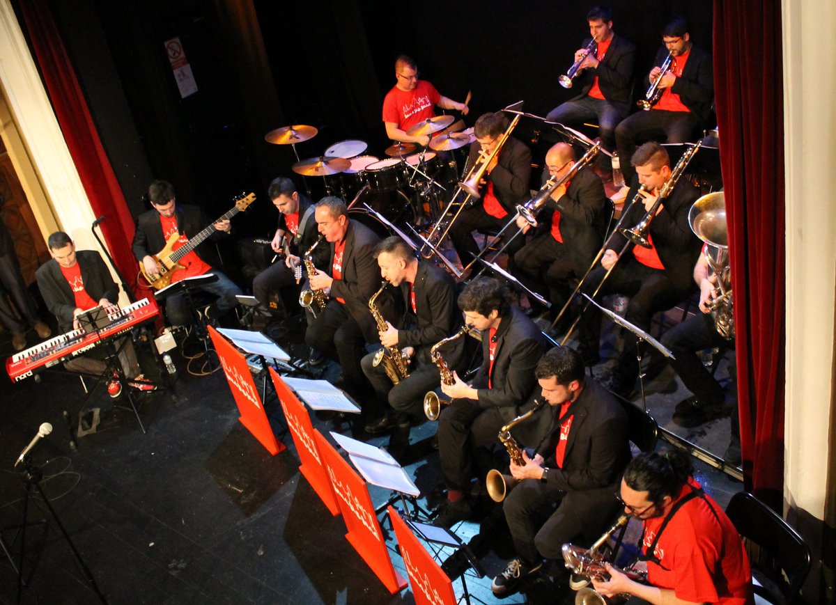 nitsdeclassics's tweet photo. 🎵🎺Una Big Band que revoluciona audiències #ReusBigBand @xavidelasalud aquest dijous 23 de maig als @teatresdevalls gratuït per als 👫 de fins a 18 anys https://t.co/hwW2rEqNQl https://t.co/z3lCO5G9UZ
