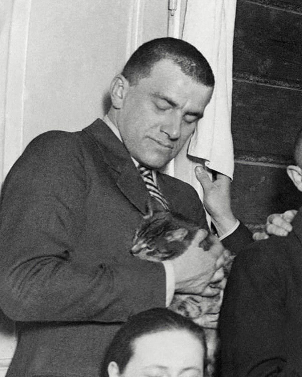 Дилетант on Twitter: "Владимир Маяковский, 1925 год. Фрагмент ...