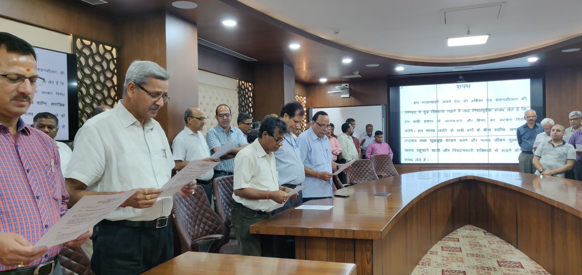 AkashvaniAIR's tweet photo. DG, AIR @fsheheryar, administered the #AntiTerrorismPledge to the staff at #FieldenHall, #AkashvaniBhawan this morning.
#AntiTerrorismDay https://t.co/8BzOKYOFuq