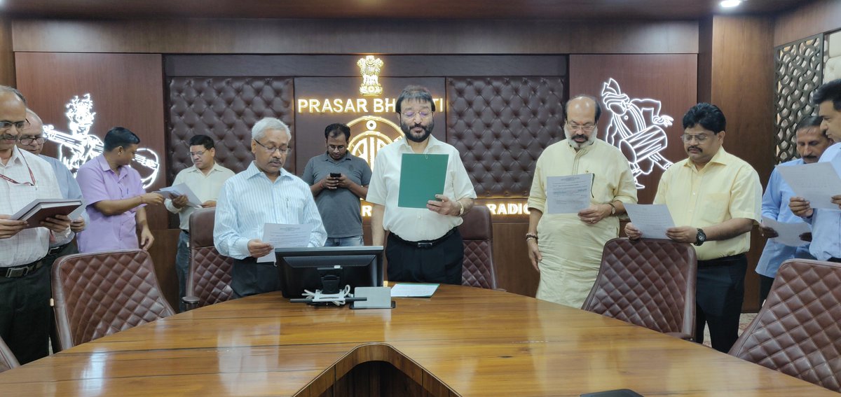AkashvaniAIR's tweet photo. DG, AIR @fsheheryar, administered the #AntiTerrorismPledge to the staff at #FieldenHall, #AkashvaniBhawan this morning.
#AntiTerrorismDay https://t.co/8BzOKYOFuq