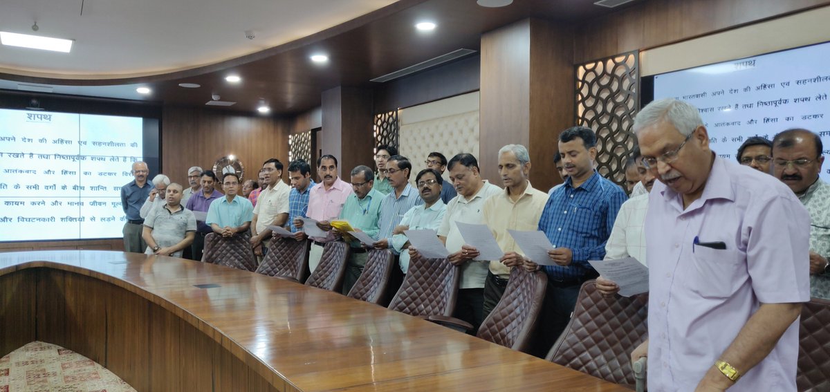 AkashvaniAIR's tweet photo. DG, AIR @fsheheryar, administered the #AntiTerrorismPledge to the staff at #FieldenHall, #AkashvaniBhawan this morning.
#AntiTerrorismDay https://t.co/8BzOKYOFuq