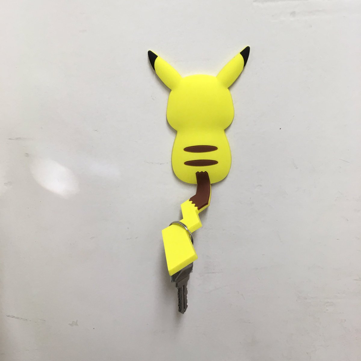 東急ハンズ渋谷店 En Twitter 磁石で鉄板の場所にくっ付いて 尻尾の部分が針金で自在に動いて 小物を引っ掛けられるマグネットフックです このピカチュウの声はオッサンではないはず はず ディズニー ポケモン クラフトホリックシリーズ マグネットフック