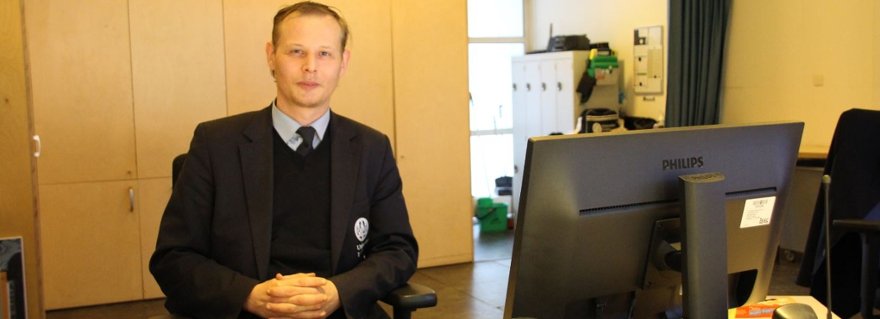 LeidenHum's tweet photo. Eén van de vaste gezichten van onze faculteit is receptiemedewerker Patrick Moerland (39). Je kunt bij hem langs voor van alles, maar Patricks werk gaat veel verder dan alleen achter de balie zitten. Je ontdekt meer via de link. #humansofhumanities
https://t.co/dB3pMLt5rx https://t.co/Bs50SFtmL3