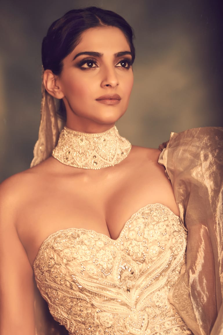bharatidubey's tweet photo. @sonamkapoor channelizes her inner Maharani in a stunning gold & ivory @abujanisandeepkhosla couture saree inspired gown for the @Chopard night! #sonamkapoor #sonamatcannes #cannes2019 #chopardparfums https://t.co/5CYhxEbfLe