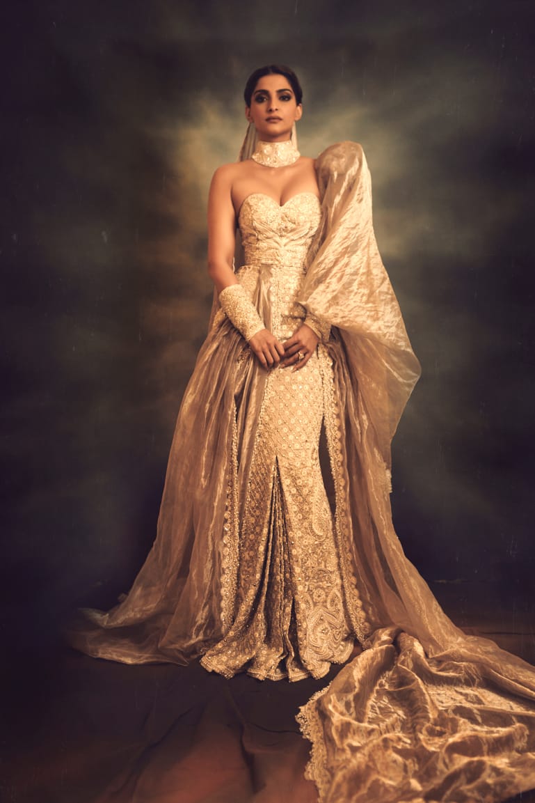 bharatidubey's tweet photo. @sonamkapoor channelizes her inner Maharani in a stunning gold & ivory @abujanisandeepkhosla couture saree inspired gown for the @Chopard night! #sonamkapoor #sonamatcannes #cannes2019 #chopardparfums https://t.co/5CYhxEbfLe