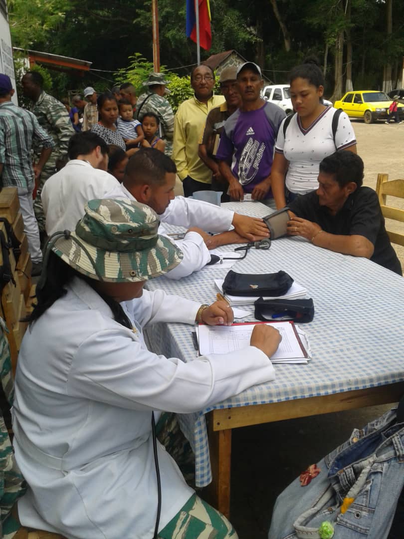 AdiTarabay's tweet photo. Siguiendo la política de inclusión la @AdiTarabay con el apoyo del CDI Bicentenario efectúan jornada médico asistencial al personal de adultos mayores quienes con la Mision José Gregorio Henrnandez hacen el censo #chambamayor como tarea de la @MiliciaFANB en unión civico militar https://t.co/UTmcE8aMdA