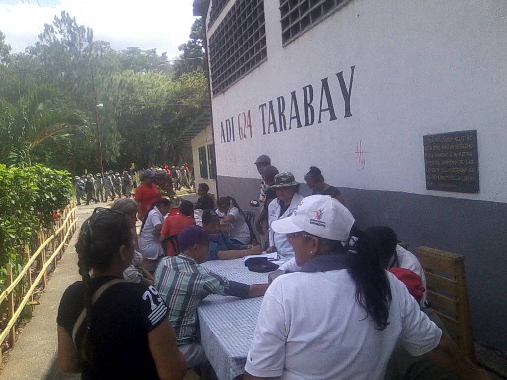AdiTarabay's tweet photo. Siguiendo la política de inclusión la @AdiTarabay con el apoyo del CDI Bicentenario efectúan jornada médico asistencial al personal de adultos mayores quienes con la Mision José Gregorio Henrnandez hacen el censo #chambamayor como tarea de la @MiliciaFANB en unión civico militar https://t.co/UTmcE8aMdA