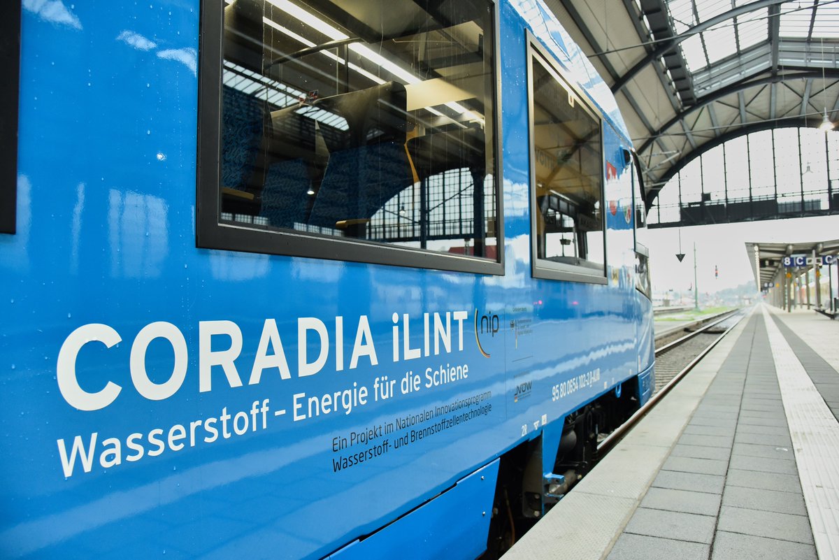 AlstomDACH's tweet photo. Demnächst noch klimafreundlicher unterwegs in #Hessen : @RMVdialog Tochter fahma bestellt größte Brennstoffzellenzug-Flotte der Welt 👏 @JNikutta @talwazir 👉 https://t.co/WjIVopCbd6 https://t.co/RA02ZcbCQj