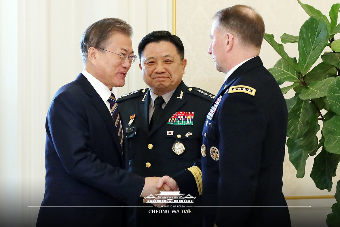 TheBlueHouseKR's tweet photo. 문재인 대통령은 오늘 한미 군 지휘부와 오찬간담회에서 "한미동맹의 공고함과 한미양국의 긴밀한 공조는 최근 북한 단거리미사일을 포함한 발사체 발사 대응에서 빛났다"고 말했습니다. 또한 "한반도 평화가 구축돼도 한미동맹은 여전히 중요하다"고 강조했습니다. https://t.co/otIpE9wu0h https://t.co/s0Go9ah0i0