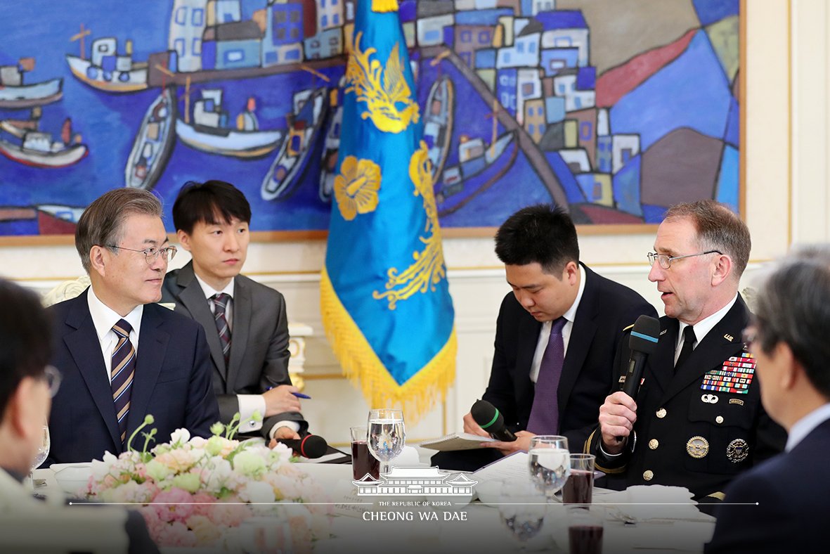 문재인 대통령은 오늘 한미 군 지휘부와 오찬간담회에서 "한미동맹의 공고함과 한미양국의 긴밀한 공조는 최근 북한 단거리미사일을 포함한 발사체 발사 대응에서 빛났다"고 말했습니다. 또한 "한반도 평화가 구축돼도 한미동맹은 여전히 중요하다"고 강조했습니다. bitly.kr/kyk3Aj