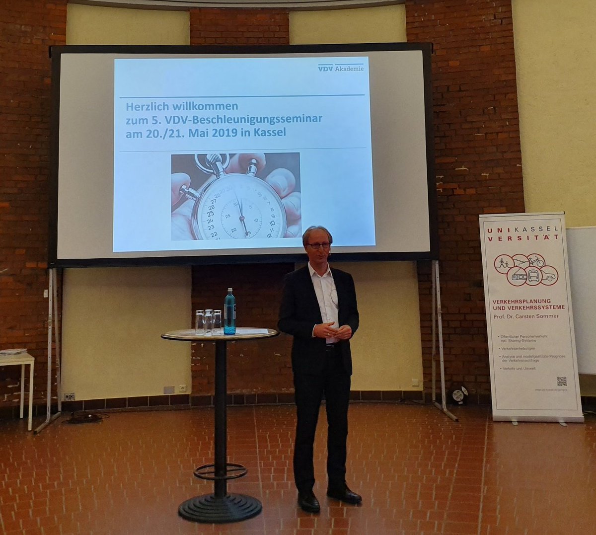 Dr. Ebert von der KVG stellt die Zukunft des #ÖPNV in #Kassel beim 5. #VDV-Beschleunigungsseminar vor. Klasse - und das im PechaKucha-Format - und das freiwillig. DANKE!
<a href="/KVGinfo/">KVGinfo</a> <a href="/VDVAkademie/">VDV-Akademie</a>