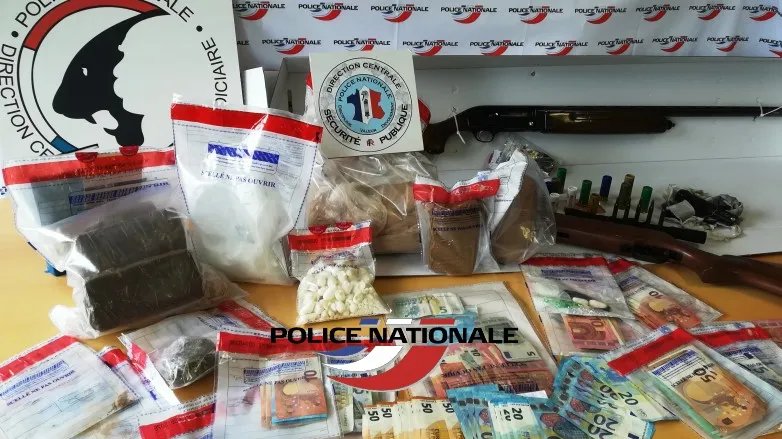 Poitiers : la #police saisit 6,5 kilos d'héroïne et 300 grammes de cocaïne, sept personnes interpellées via @Bleu_Poitou #trafic #drogue
francebleu.fr/infos/faits-di…