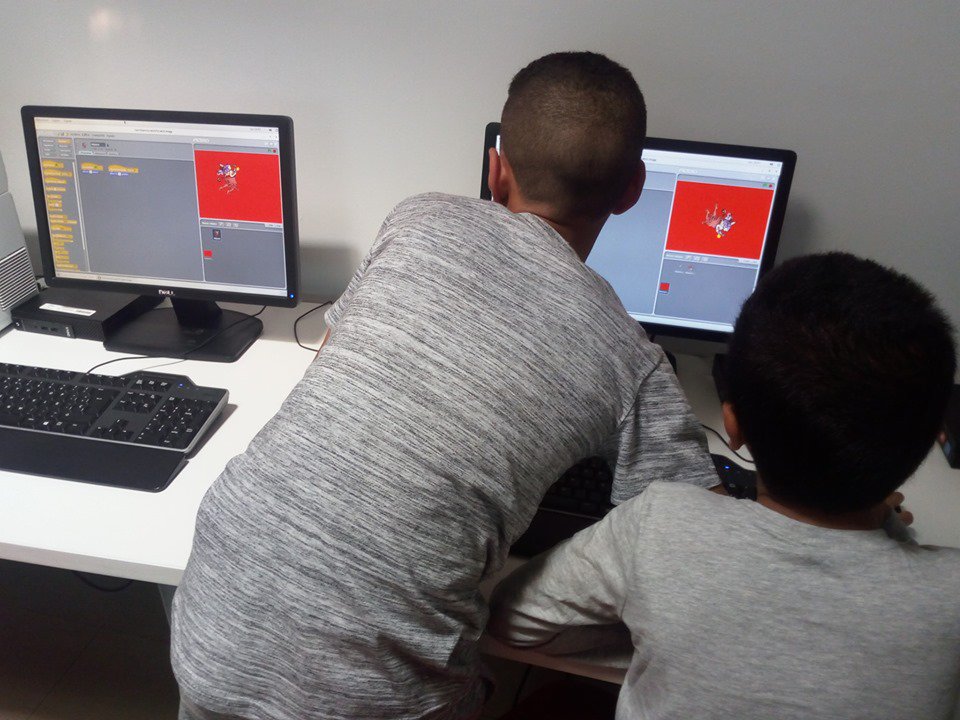 PuntoVuelaPuche's tweet photo. Continuamos aprendiendo con las #TICs cada lunes en el #CAPIPuche. Nuestro grupo #creapeques se inicia en Scratch. #conectandoelbarrio con @RedGuadalinfo https://t.co/yFyL2DPcBE