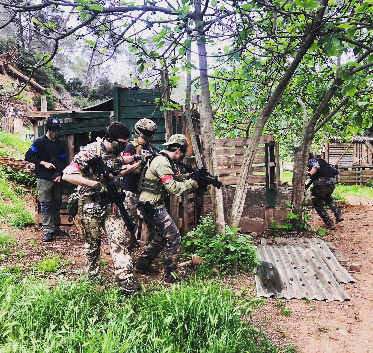 pentagonairsoft's tweet photo. Abrimos partida para el #findesemana en el poblado del #bosque 🌳. Sábado y domingo ⏰ de 8 a 13h 💰 10€. Apto para quien el #buenrollo 😁, el #respeto ☘️ y el #compañerismo 👫 esté en su #estilodevida 💚. Apuntarse en 👉 bosque@pentagonairsoft.es 
#airsoft #simulacionmilitar https://t.co/1LScBkLA6u