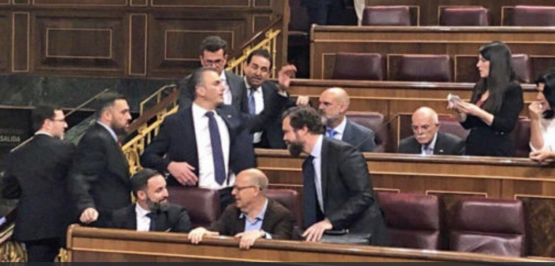 tikotikoh's tweet photo. - A ver ¿Cuántos vamos a querer Larios? https://t.co/wWjUmrmY6d