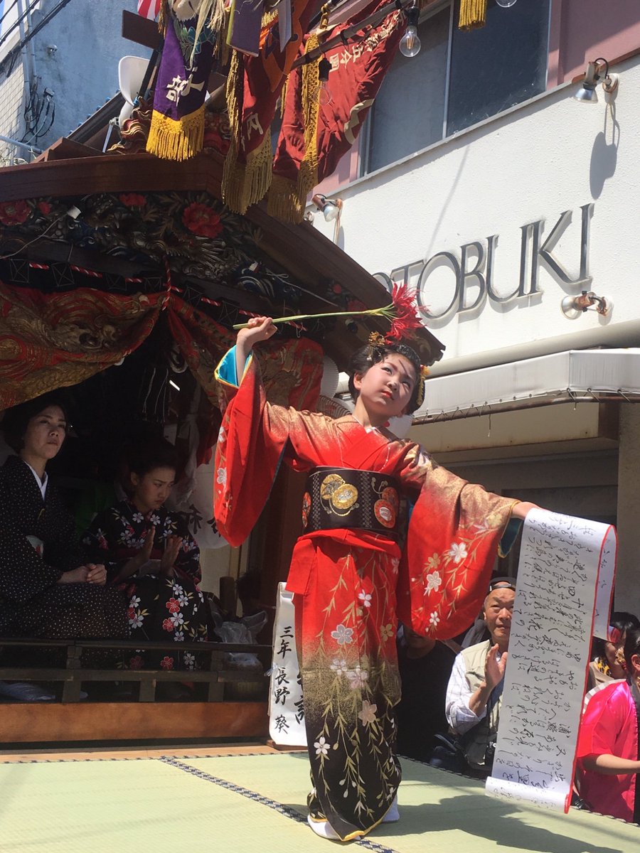 GaijinIn's tweet photo. Throwback to last week festivity of Iwaya Danjiri Matsuri. The little town of Iwaya lit up with shouting of the men pulling the wooden cart around &amp; the women &amp; kids cheering and dancing.  

#AwajiIsland #Awaji #Festival #Matsuri #Culture #Experience #Travel #Japan #Hyogo #Kansai https://t.co/CMDykI7aUX