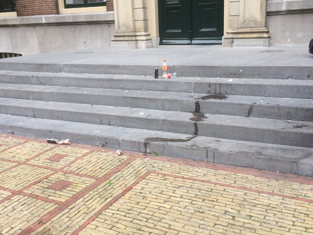 Het blijft moeilijk voor <a href="/Gemeente_Lwd/">Gemeente Leeuwarden</a> om het eigen stoepje schoon te houden. De medewerkers van <a href="/CroneFerd/">ferd crone</a> melden na ons herhaaldelijk klagen dat ze er niets aan kunnen doen. De blowers op de stoep van het stadhuis #058 luisteren namelijk niet, volgens bode. #boter#hoofd