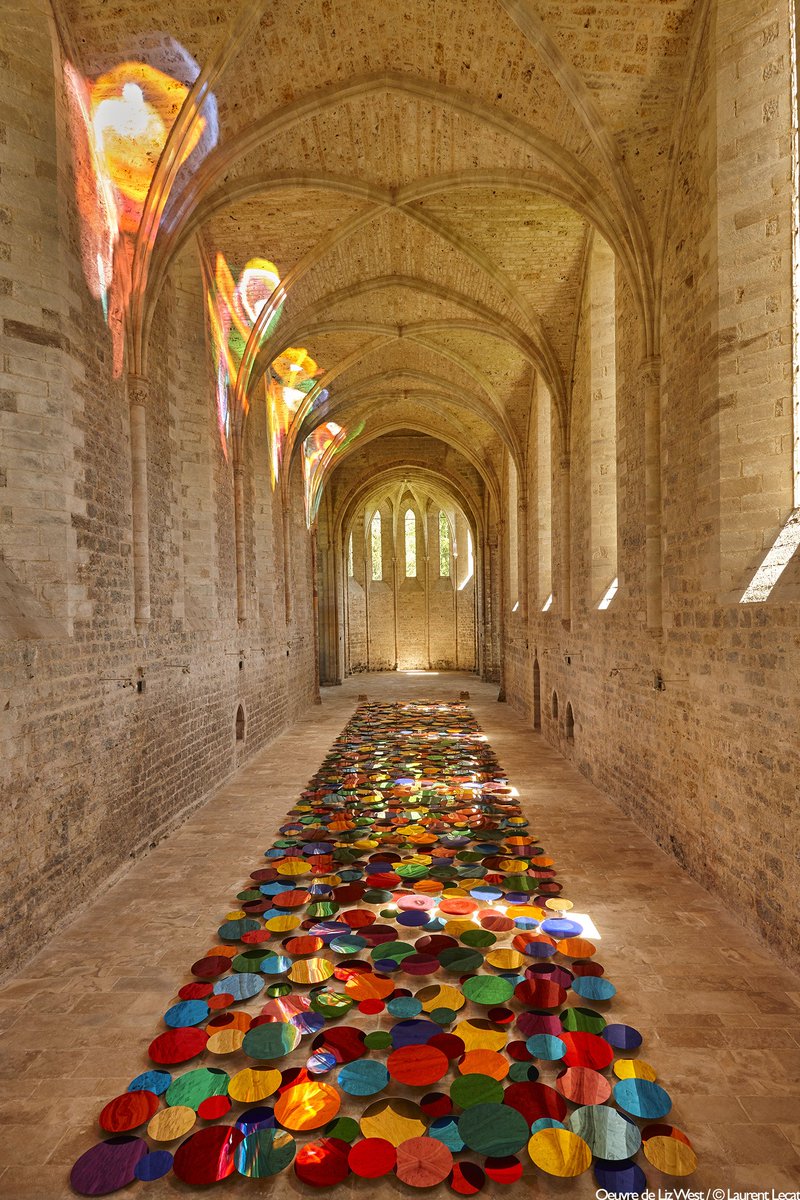 Lumière à l'abbaye de #BeaulieuEnRouergue ✨L'artiste @LizWest_Art a installé 800 miroirs colorés dans la nef de l'église abbatiale. beaulieu-en-rouergue.fr/Actualites/Exp…